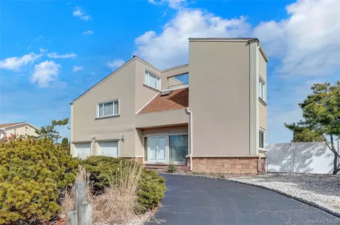 49 Dolphin Lane E Copiague NY 11726
