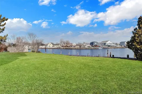 49 Dolphin Lane E Copiague NY 11726