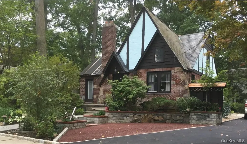 3 Crestwood Place Great Neck NY 11024