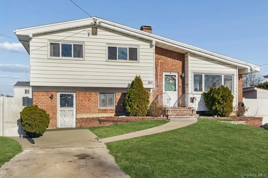 253 W 20th Street Deer Park NY 11729