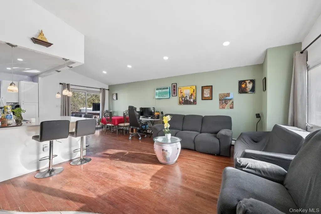 253 W 20th Street Deer Park NY 11729