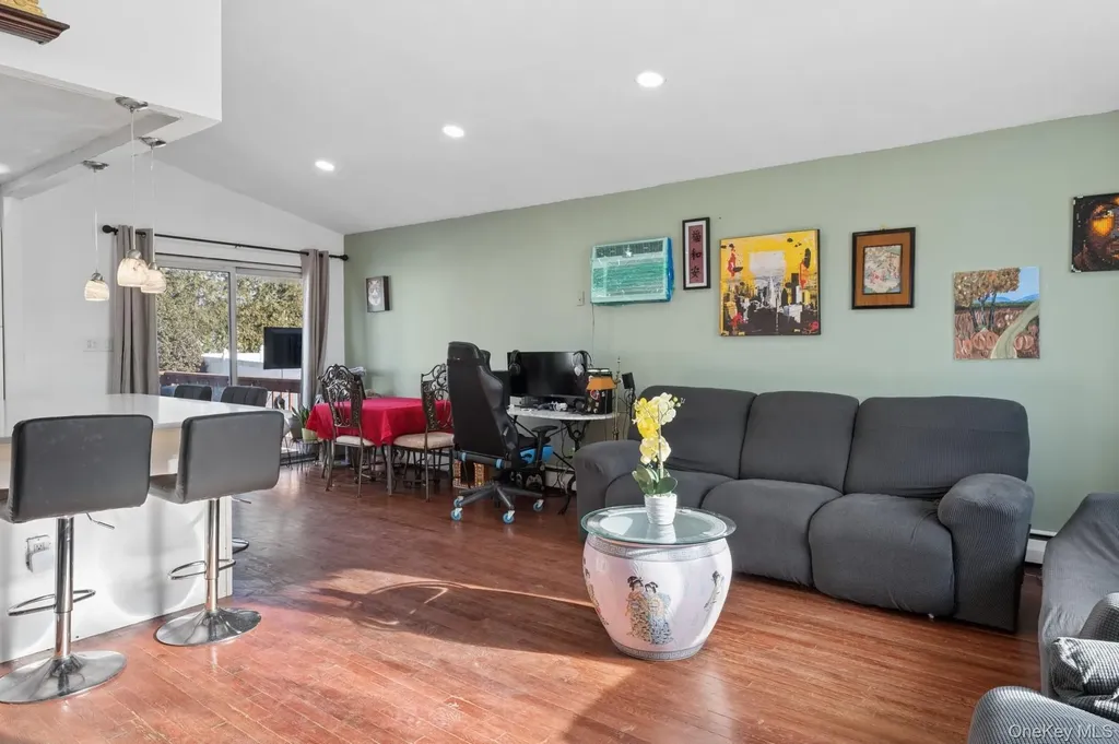253 W 20th Street Deer Park NY 11729