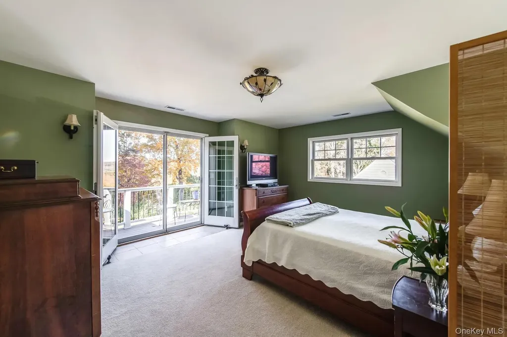 5 Point Place Hyde Park NY 12538