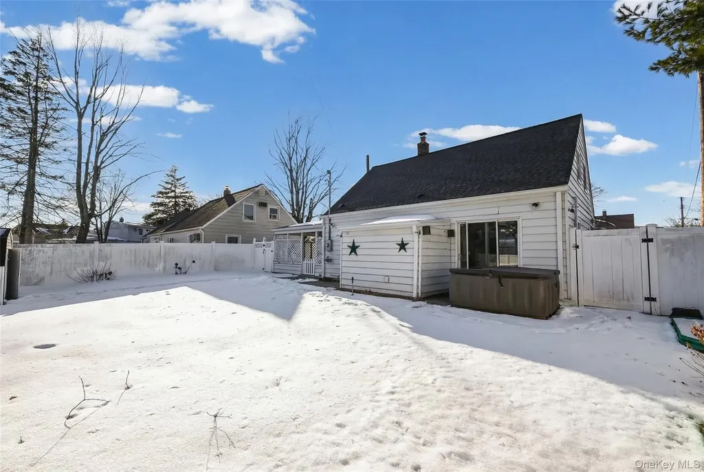 15 Primrose Lane Levittown NY 11756