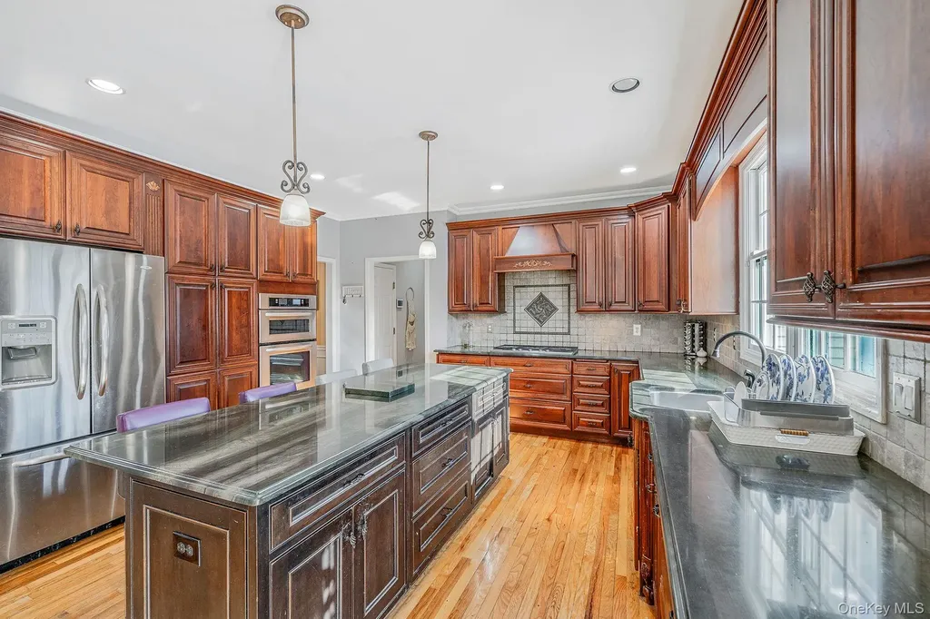 10 Ashley Loop Northport NY 11768