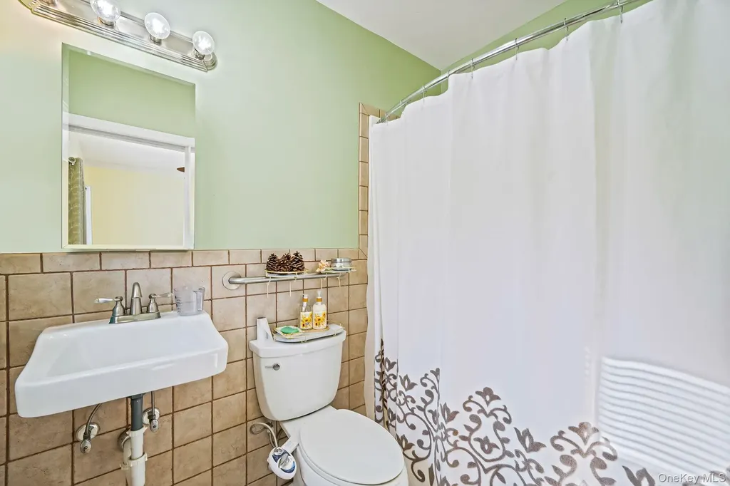 10 Ashley Loop Northport NY 11768