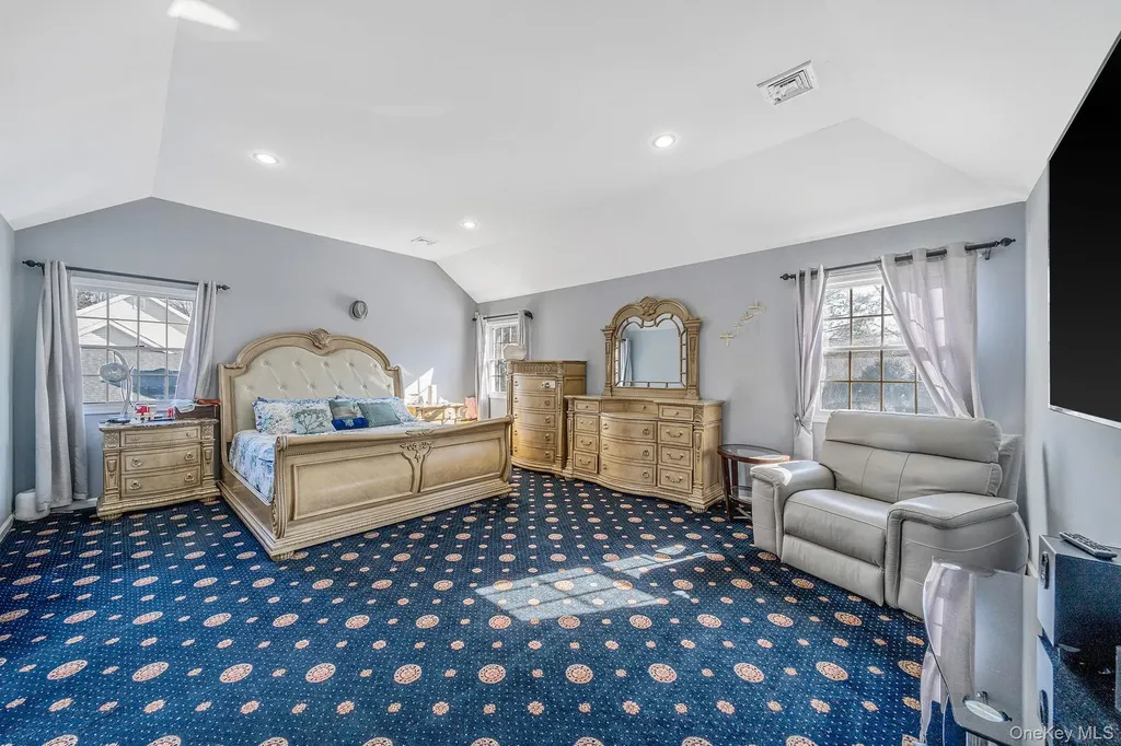 10 Ashley Loop Northport NY 11768