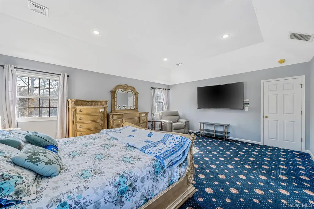 10 Ashley Loop Northport NY 11768
