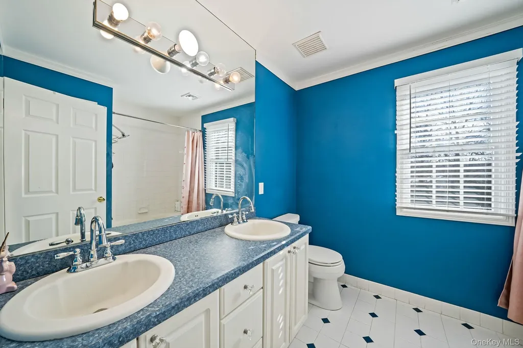 10 Ashley Loop Northport NY 11768