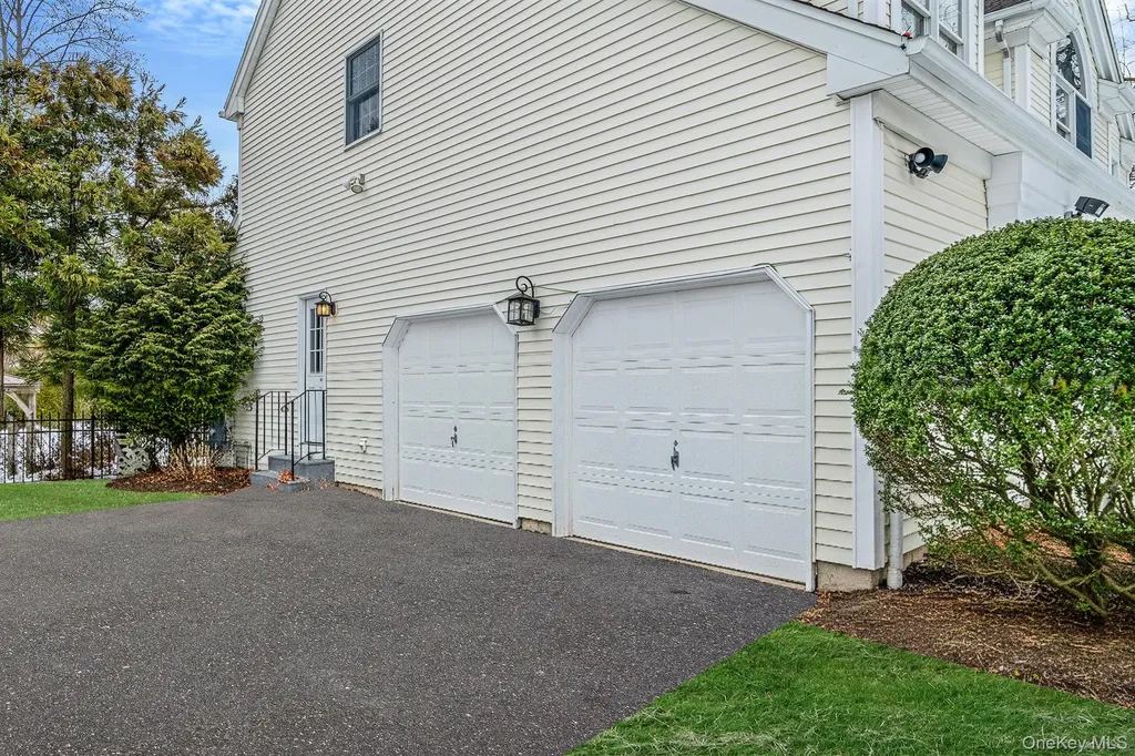10 Ashley Loop Northport NY 11768