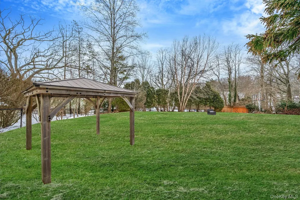 10 Ashley Loop Northport NY 11768