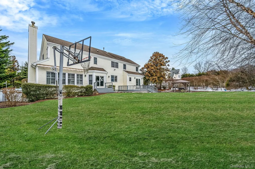 10 Ashley Loop Northport NY 11768