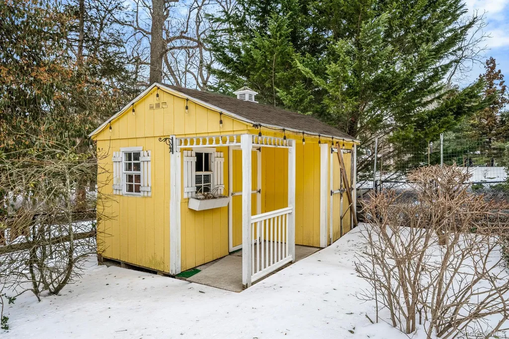 10 Ashley Loop Northport NY 11768