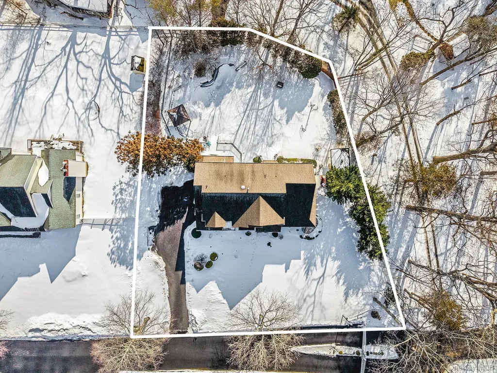 10 Ashley Loop Northport NY 11768