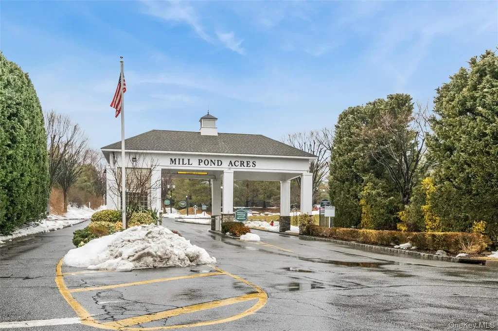 92 Pond View Port Washington NY 11050