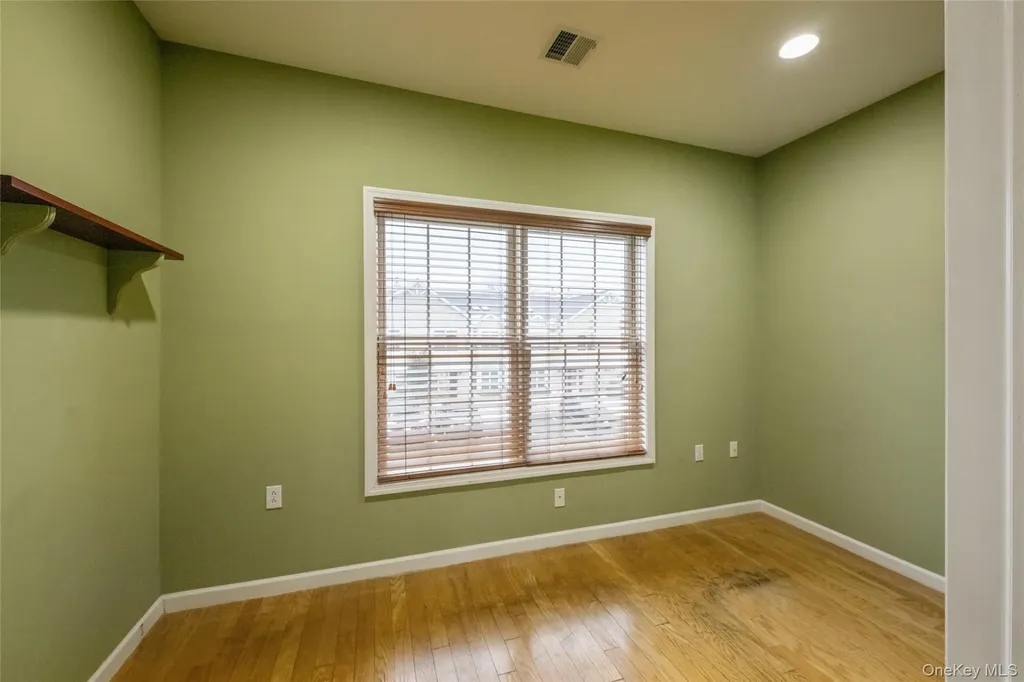 92 Pond View Port Washington NY 11050