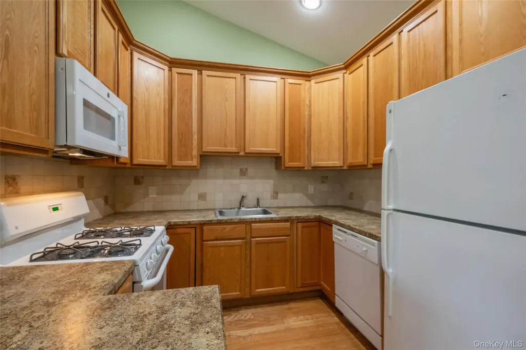 92 Pond View Port Washington NY 11050