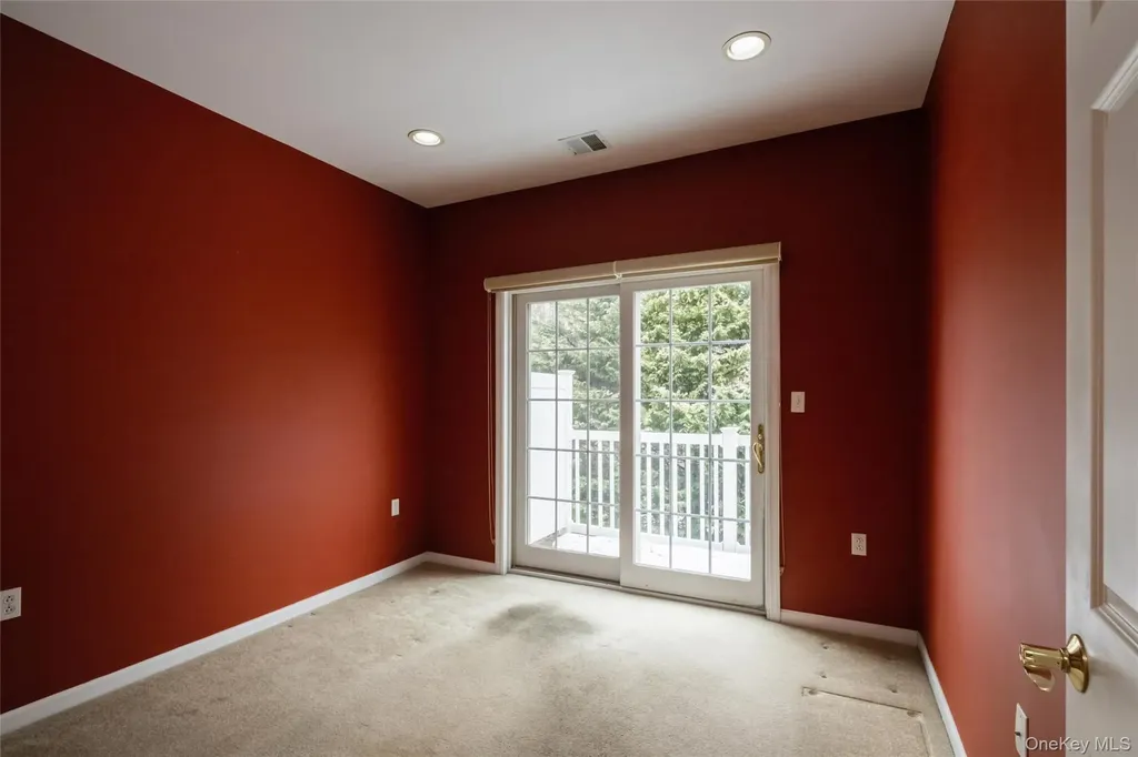 92 Pond View Port Washington NY 11050