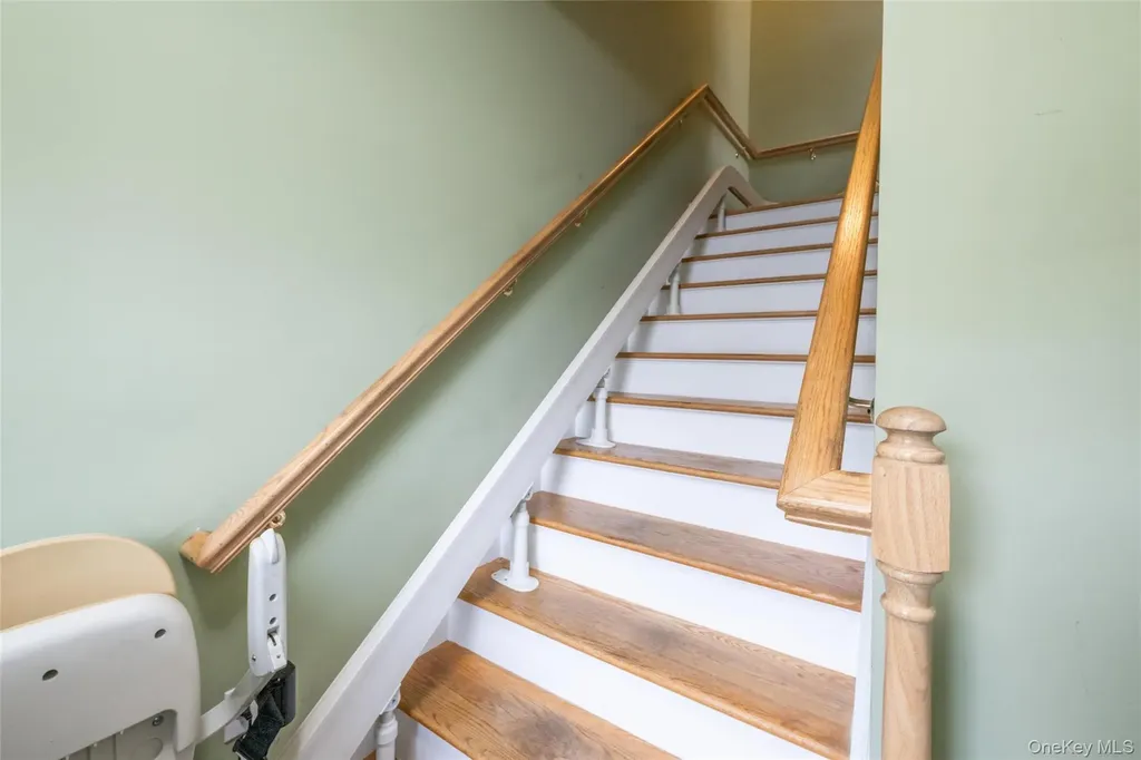 92 Pond View Port Washington NY 11050