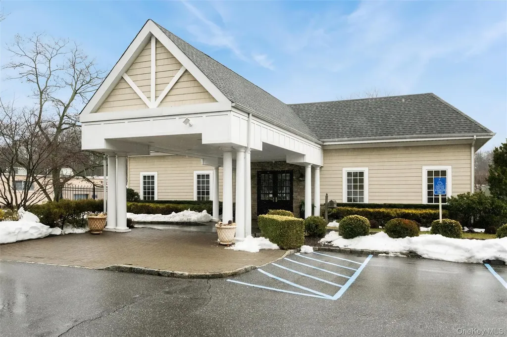 92 Pond View Port Washington NY 11050