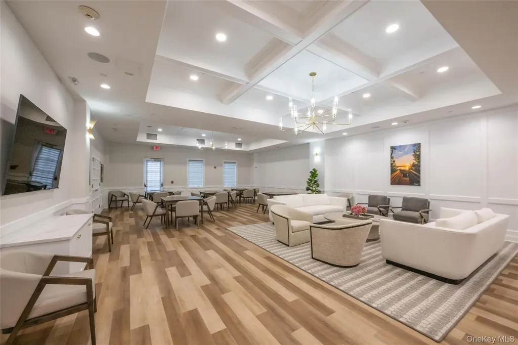 92 Pond View Port Washington NY 11050