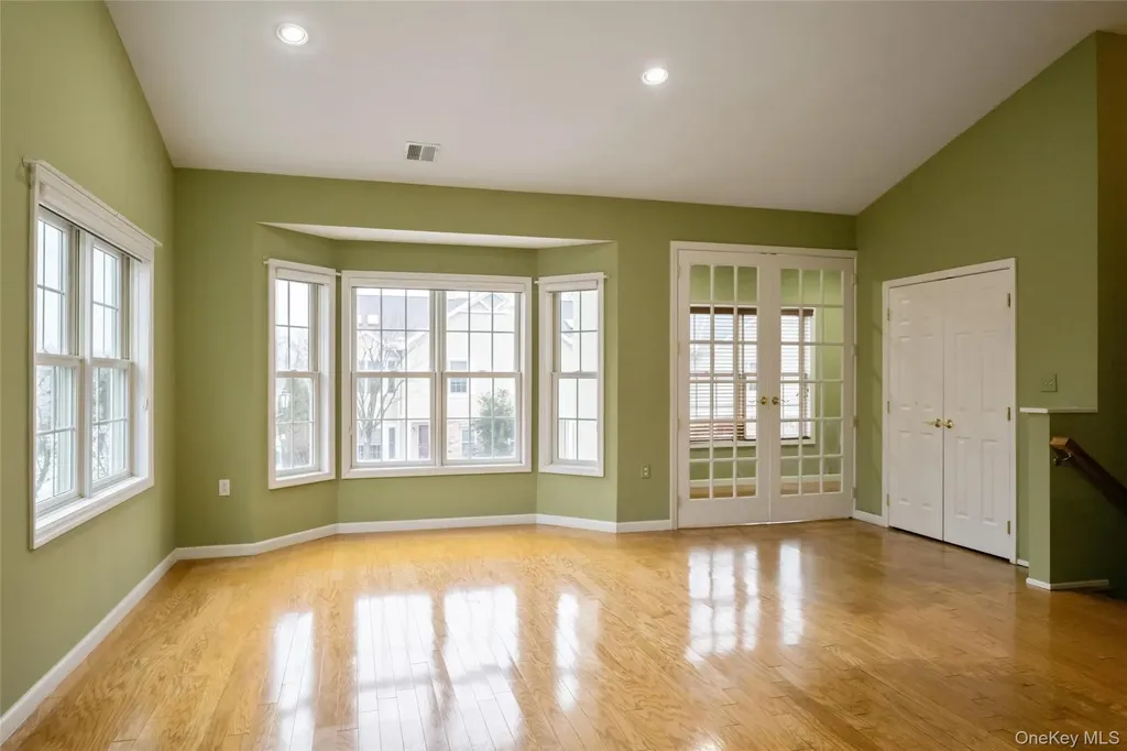 92 Pond View Port Washington NY 11050