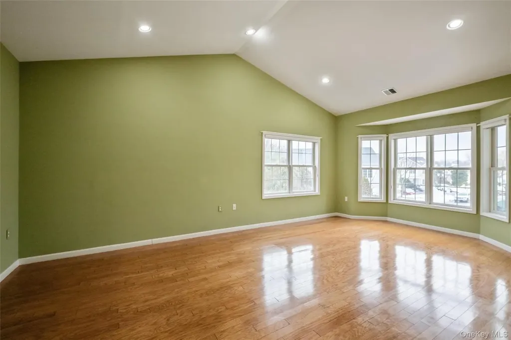 92 Pond View Port Washington NY 11050
