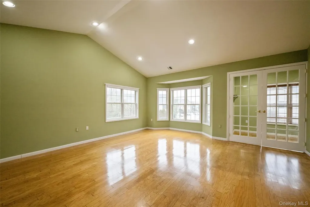 92 Pond View Port Washington NY 11050