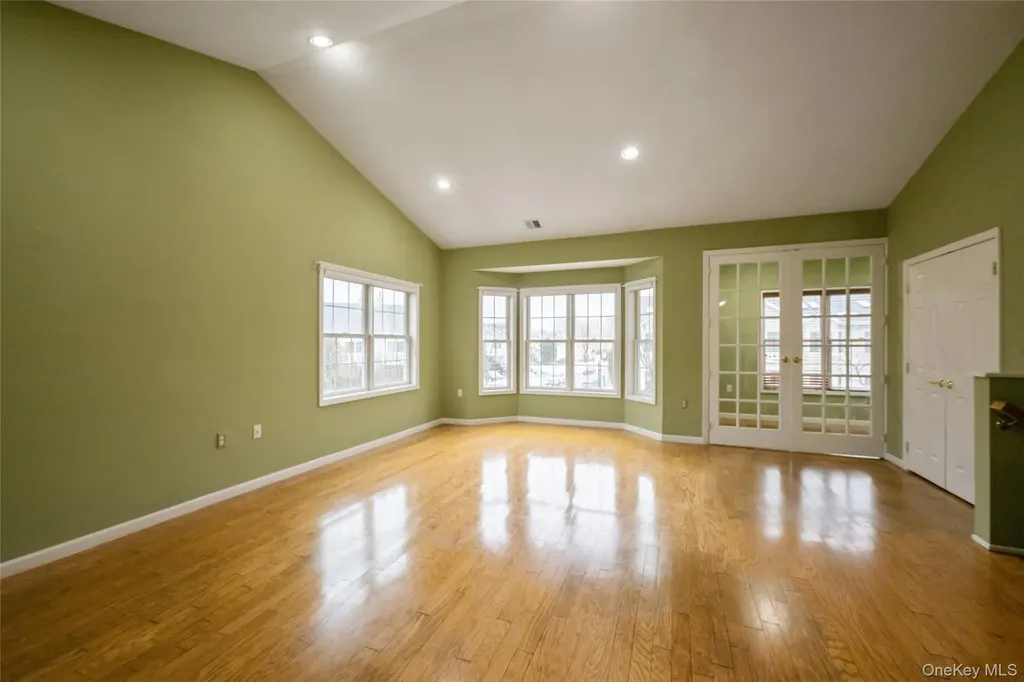 92 Pond View Port Washington NY 11050