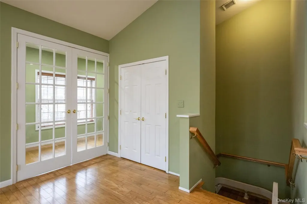 92 Pond View Port Washington NY 11050