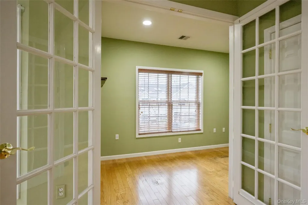 92 Pond View Port Washington NY 11050