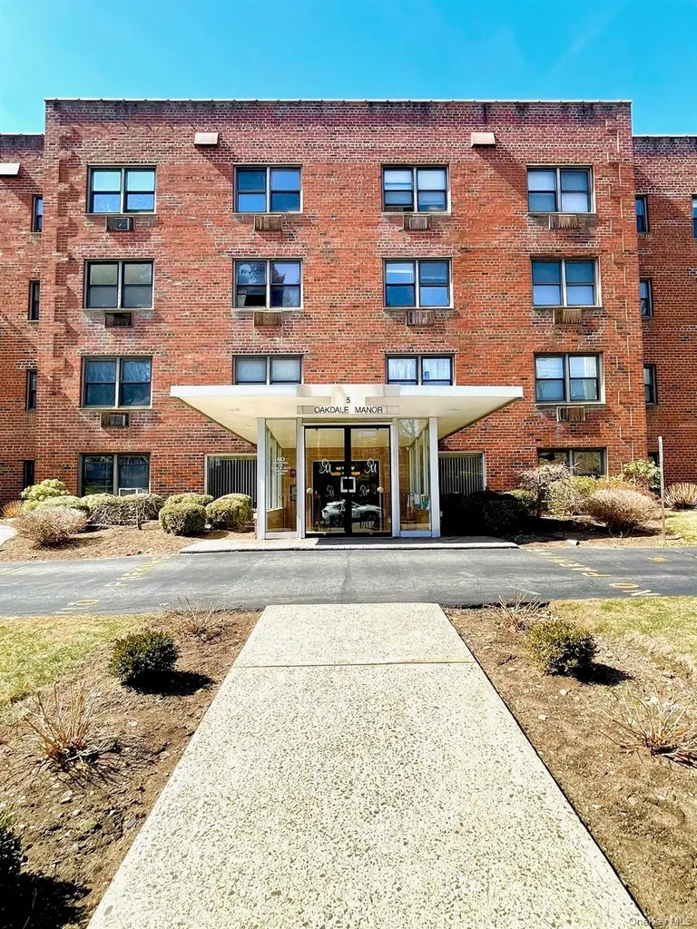 5 Oakdale Manor Suffern NY 10901