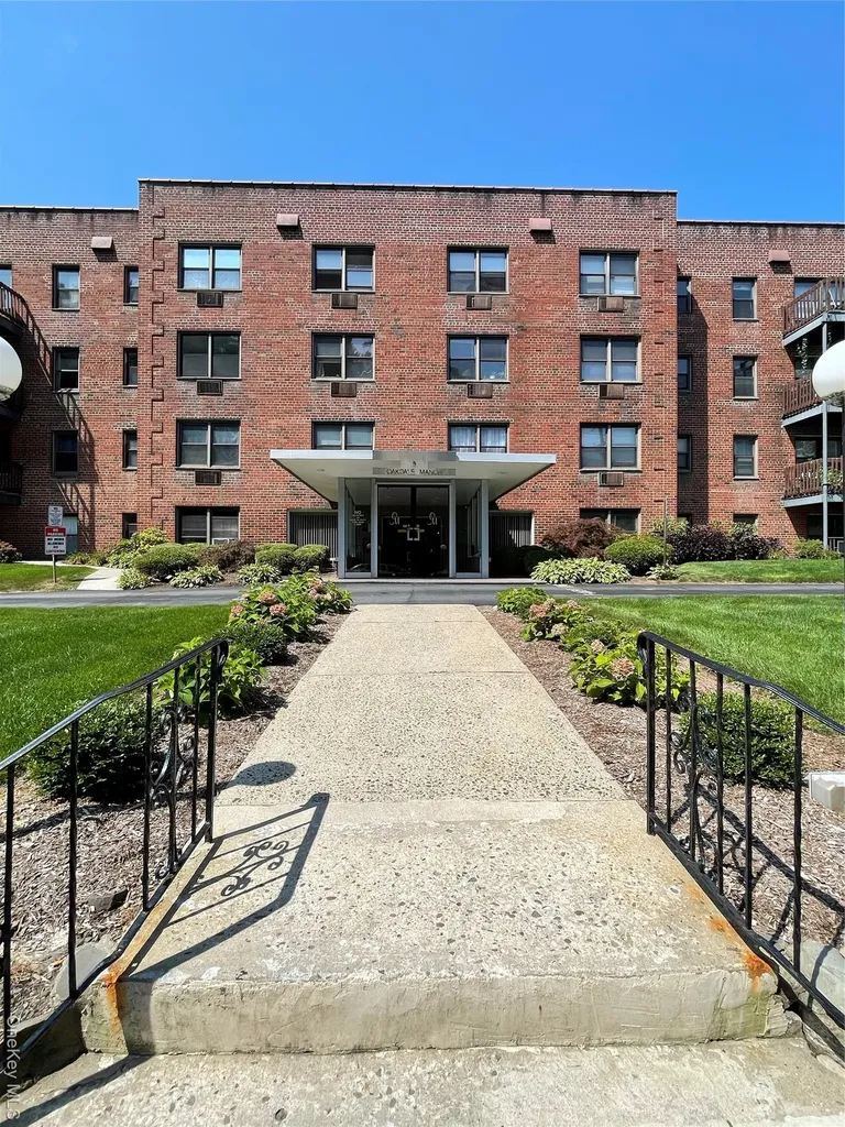 5 Oakdale Manor Suffern NY 10901