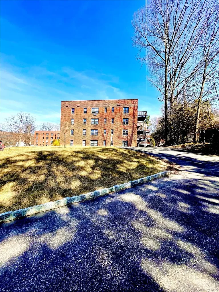 5 Oakdale Manor Suffern NY 10901