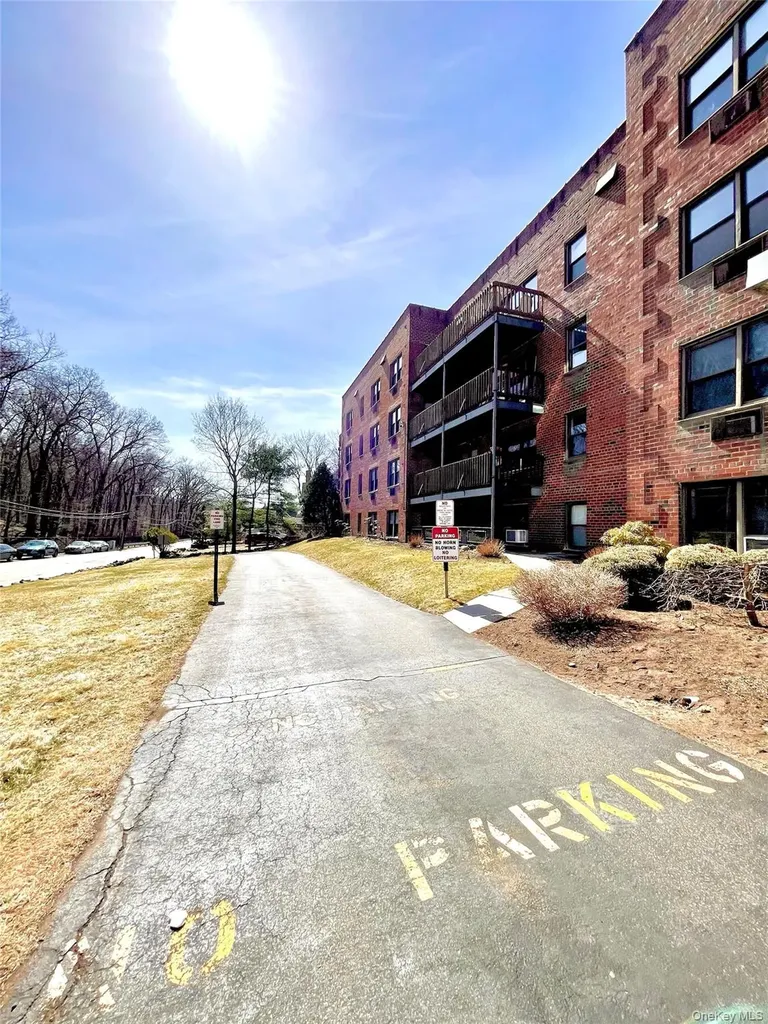 5 Oakdale Manor Suffern NY 10901