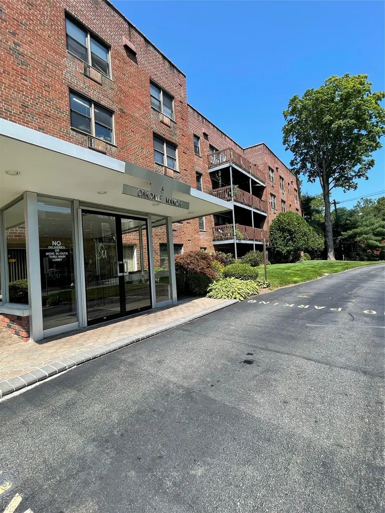5 Oakdale Manor Suffern NY 10901