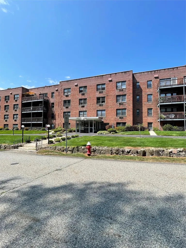 5 Oakdale Manor Suffern NY 10901