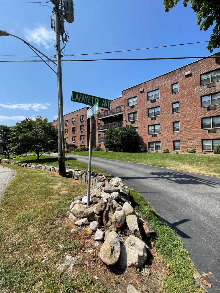 5 Oakdale Manor Suffern NY 10901