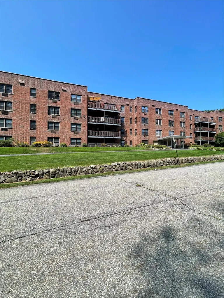 5 Oakdale Manor Suffern NY 10901