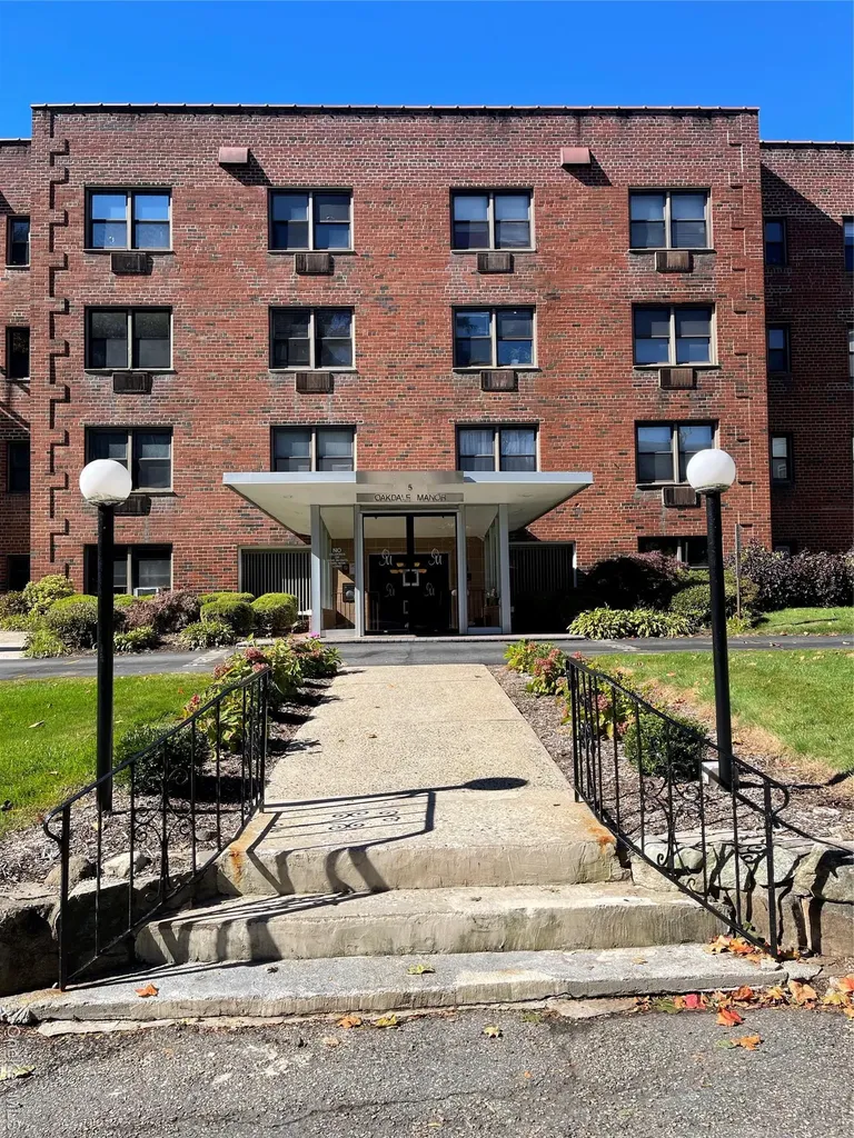 5 Oakdale Manor Suffern NY 10901