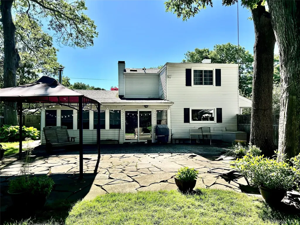 148 Malts Avenue West Islip NY 11795