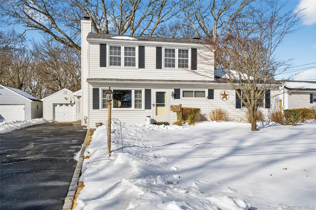 148 Malts Avenue West Islip NY 11795