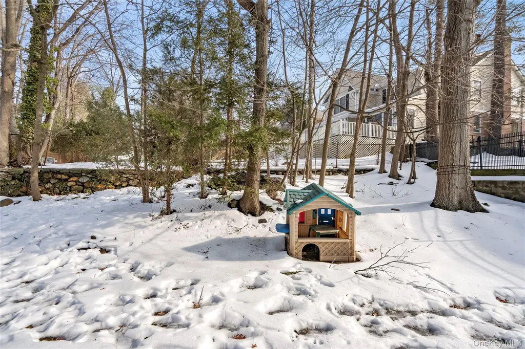 34 Wooleys Lane Great Neck NY 11023