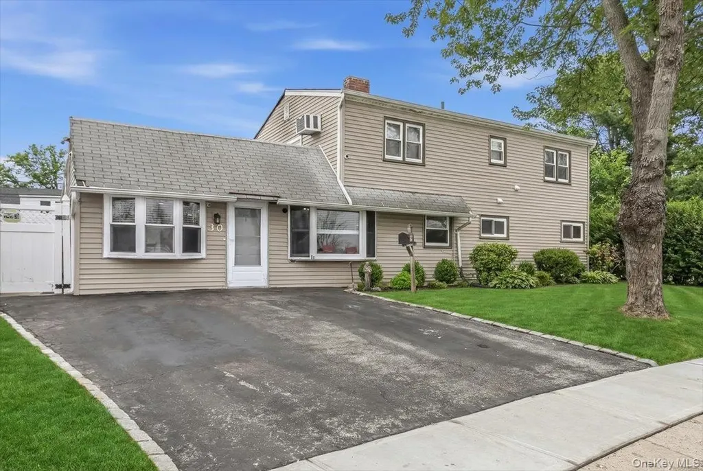30 Echo Lane Levittown NY 11756