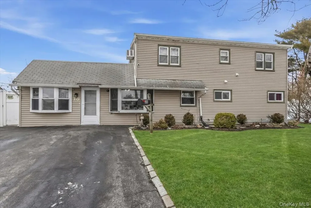 30 Echo Lane Levittown NY 11756