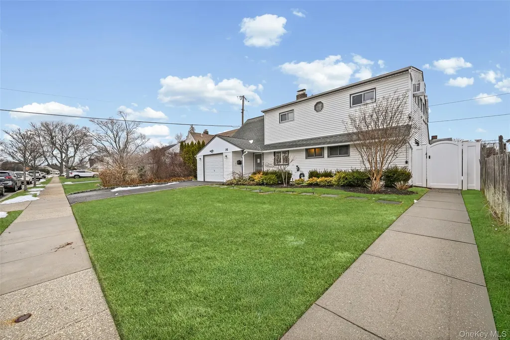 16 Starlight Lane Levittown NY 11756
