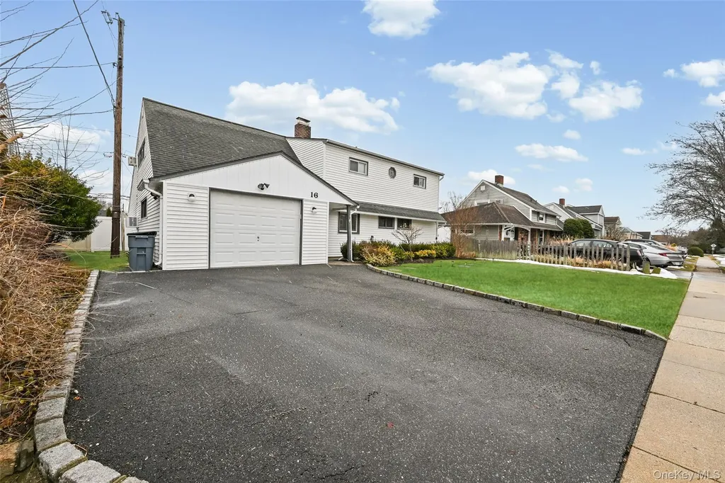 16 Starlight Lane Levittown NY 11756