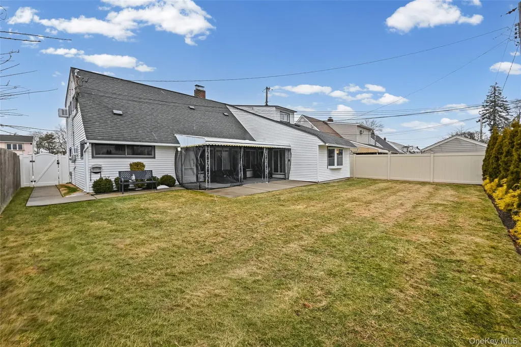 16 Starlight Lane Levittown NY 11756