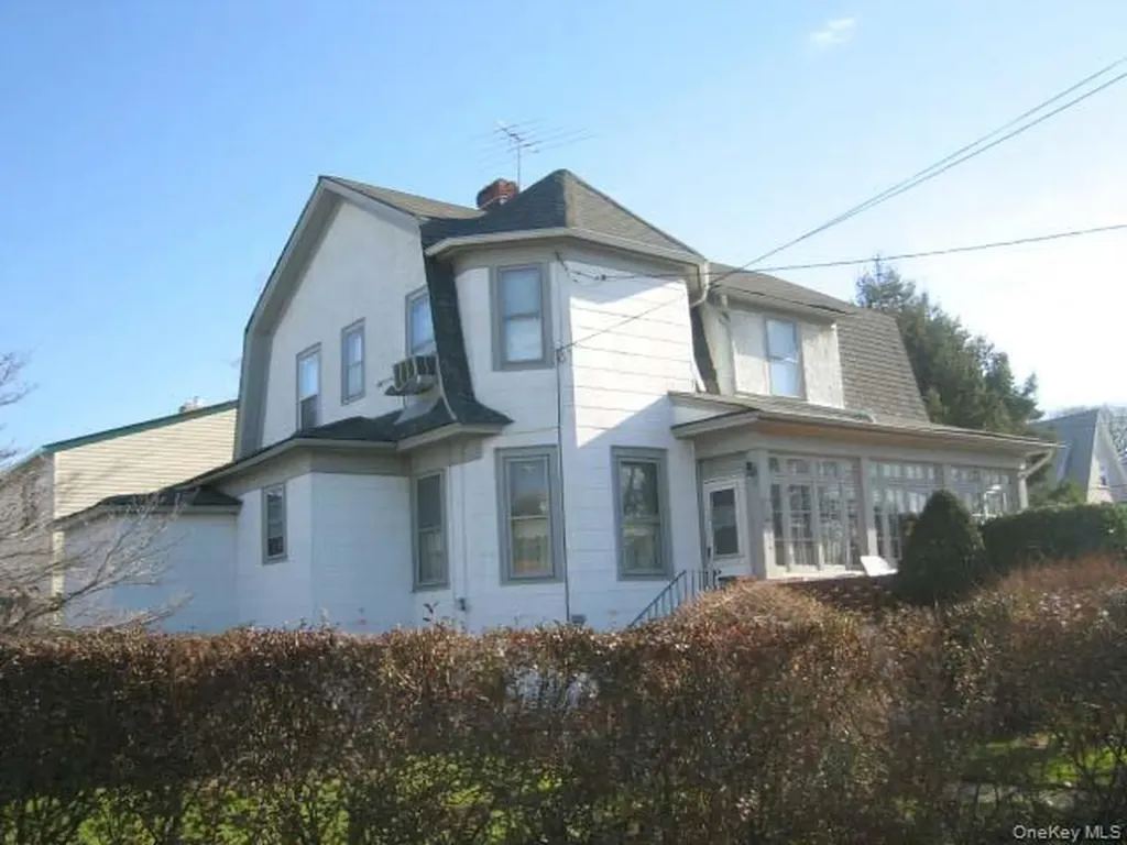 274 Lawrence Avenue Lawrence NY 11559