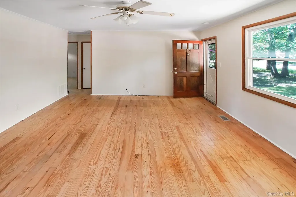 114 Lynncliff Road Hampton Bays NY 11946